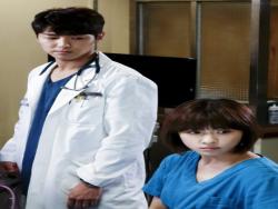 “Hospital Ship” Teases Upcoming Confrontation Between Ha Ji Won And Kang Min Hyuk