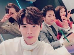 Lee Jong Suk Shares Selfie With Cast Of “While You Were Sleeping” Ahead Of Premiere