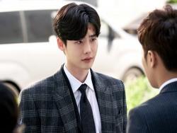 Lee Jong Suk Snaps Into Character In Behind-The-Scenes Stills From “While You Were Sleeping”