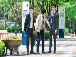 Lee Jong Suk And Lee Sang Yeob Fight Over Kim Won Hae In New “While You Were Sleeping” Stills