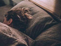 5個「睡眠壞習慣」，讓你越睡越累、起來頭昏腦脹