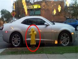 這就是為什麼你不該把車亂停在消防栓旁，看看這位白目車主的下場…等他回去開車看到了史上最悲劇的畫面！