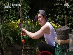 Watch: Lee Jong Suk Becomes Flustered During Hidden Camera Prank On “Three Meals A Day”