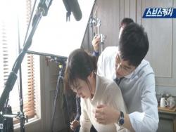 Watch: Yeon Woo Jin Adorably Struggles In Scene With Park Eun Bin In “Judge Vs. Judge”
