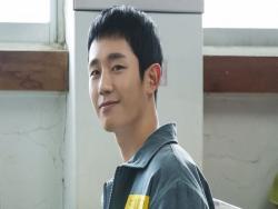 Jung Hae In Embodies Charisma In Stills For “Prison Playbook”