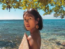 #GrabeSiya: Liz Uy nearly topless in latest beach photo