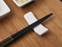 這麼做居然會讓人聯想到葬禮撿骨！日本使用筷子的２０禁忌全解析